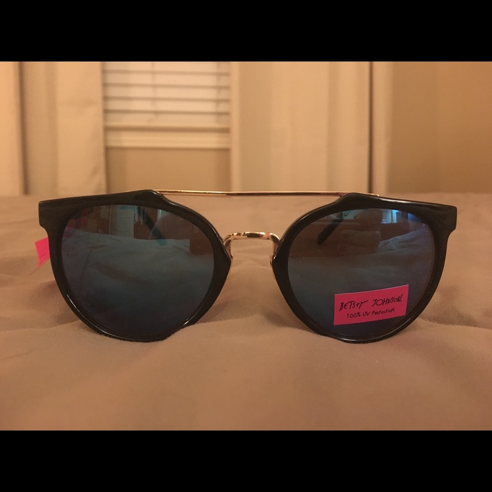 Betsey Johnson summed Sunglasses!